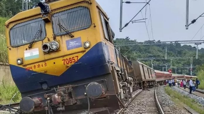 അസമില് അഗര്ത്തല-ലോക്മാന്യ തിലക് എക്സ്പ്രസ് പാളം തെറ്റി ; ആളപായമില്ല അസമില് അഗര്ത്തല-ലോക്മാന്യ തിലക് എക്സ്പ്രസ് പാളം തെറ്റി ; ആളപായമില്ല