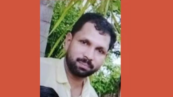 ഷട്ടില് കളിക്കിടെ യുവാവ് കുഴഞ്ഞുവീണ് മരിച്ചു ഷട്ടില് കളിക്കിടെ യുവാവ് കുഴഞ്ഞുവീണ് മരിച്ചു