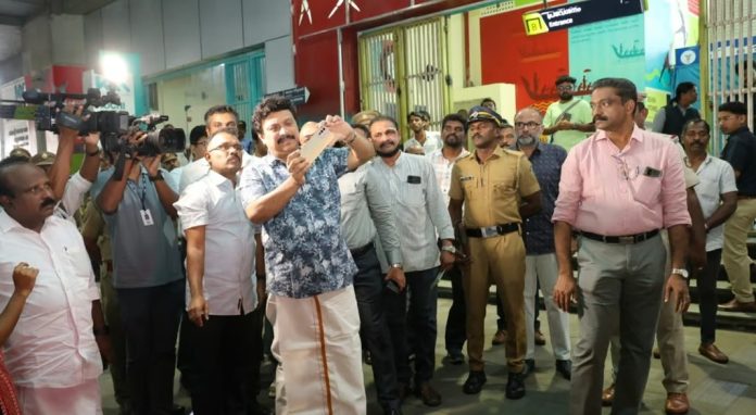നോ പാര്ക്കിങില് കാര് ; ഫോണില് ഫോട്ടോയെടുത്ത് മന്ത്രി ; അരമണിക്കൂറിനുള്ളില് പിഴ നോ പാര്ക്കിങില് കാര് ; ഫോണില് ഫോട്ടോയെടുത്ത് മന്ത്രി ; അരമണിക്കൂറിനുള്ളില് പിഴ