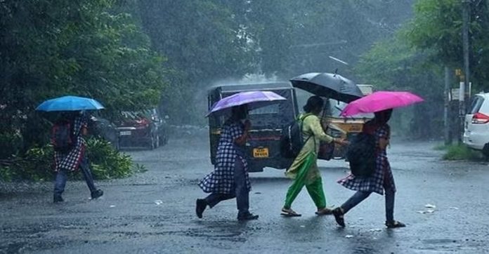 ബംഗാള് ഉള്ക്കടലില് നാളെ വീണ്ടും ന്യൂനമര്ദ്ദം ; സംസ്ഥാനത്ത് ബുധനാഴ്ച വരെ ശക്തമായ മഴയ്ക്ക് സാധ്യത ; രണ്ട് ജില്ലകളില് യെല്ലോ അലര്ട്ട് ബംഗാള് ഉള്ക്കടലില് നാളെ വീണ്ടും ന്യൂനമര്ദ്ദം ; സംസ്ഥാനത്ത് ബുധനാഴ്ച വരെ ശക്തമായ മഴയ്ക്ക് സാധ്യത ; രണ്ട് ജില്ലകളില് യെല്ലോ അലര്ട്ട്
