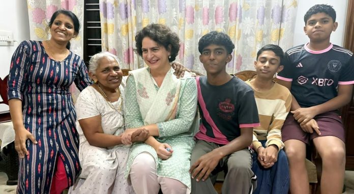 അപ്രതീക്ഷിത അതിഥി ; പ്രിയങ്കയെ കണ്ട് അമ്പരന്ന് ത്രേസ്യ, കൊന്തയും മധുരവും നല്കി സ്വീകരണം അപ്രതീക്ഷിത അതിഥി ; പ്രിയങ്കയെ കണ്ട് അമ്പരന്ന് ത്രേസ്യ, കൊന്തയും മധുരവും നല്കി സ്വീകരണം