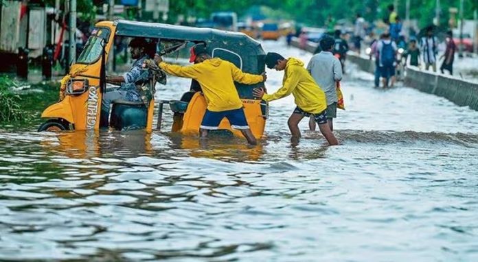 ‘ദന’ ശക്തിയാര്ജിക്കുന്നു ; ബംഗാളിലും ഒഡിഷയിലും ലക്ഷക്കണക്കിന് ആളുകളെ സുരക്ഷിത കേന്ദ്രങ്ങളിലേക്ക് മാറ്റി ; 170 ട്രെയിനുകള് റദ്ദാക്കി ‘ദന’ ശക്തിയാര്ജിക്കുന്നു ; ബംഗാളിലും ഒഡിഷയിലും ലക്ഷക്കണക്കിന് ആളുകളെ സുരക്ഷിത കേന്ദ്രങ്ങളിലേക്ക് മാറ്റി ; 170 ട്രെയിനുകള് റദ്ദാക്കി