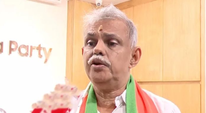 മുതിർന്ന കോൺഗ്രസ് നേതാവ് വി ആര് മോഹന്ദാസ് ബിജെപിയില് ചേര്ന്നു മുതിർന്ന കോൺഗ്രസ് നേതാവ് വി ആര് മോഹന്ദാസ് ബിജെപിയില് ചേര്ന്നു