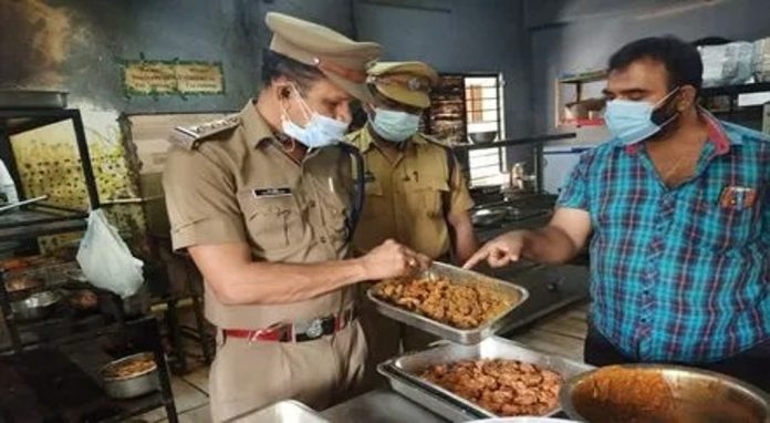 കോട്ടയത്തെ ഹോസ്റ്റലുകളിലും കാന്റീനുകളിലും ഭക്ഷ്യസുരക്ഷാ പരിശോധന : എട്ടു സ്ഥാപനങ്ങൾ അടയ്ക്കാൻ നോട്ടീസ് കോട്ടയത്തെ ഹോസ്റ്റലുകളിലും കാന്റീനുകളിലും ഭക്ഷ്യസുരക്ഷാ പരിശോധന : എട്ടു സ്ഥാപനങ്ങൾ അടയ്ക്കാൻ നോട്ടീസ്