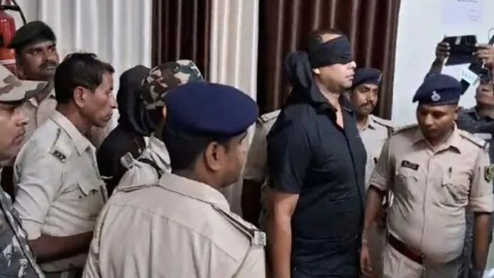 കുപ്രസിദ്ധ ഷൂട്ടർ ഗോവിന്ദ് പോലീസ് പിടിയിൽ ; ഓട്ടോമാറ്റിക് പിസ്റ്റളും വെടിയുണ്ടകളും കണ്ടെടുത്തു കുപ്രസിദ്ധ ഷൂട്ടർ ഗോവിന്ദ് പോലീസ് പിടിയിൽ ; ഓട്ടോമാറ്റിക് പിസ്റ്റളും വെടിയുണ്ടകളും കണ്ടെടുത്തു
