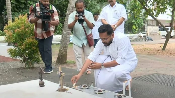 കൃഷ്ണദാസിന്റെ പരാമര്ശത്തില് മാപ്പുപറഞ്ഞ് സരിന് ; ഉമ്മന്ചാണ്ടിയുടെ കല്ലറയില് മെഴുകുതിരി കത്തിച്ച് പ്രാര്ഥന നടത്തി കൃഷ്ണദാസിന്റെ പരാമര്ശത്തില് മാപ്പുപറഞ്ഞ് സരിന് ; ഉമ്മന്ചാണ്ടിയുടെ കല്ലറയില് മെഴുകുതിരി കത്തിച്ച് പ്രാര്ഥന നടത്തി