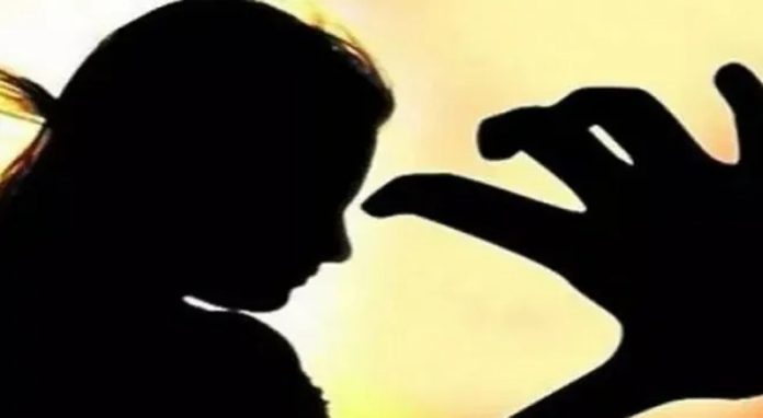 വീട്ടുജോലിക്കാരിയെ പീഡിപ്പിച്ചു ; പൊതുമേഖലാ സ്ഥാപനത്തിന്റെ മുൻ ഉന്നത ഉദ്യോഗസ്ഥൻ ഒളിവിൽ വീട്ടുജോലിക്കാരിയെ പീഡിപ്പിച്ചു ; പൊതുമേഖലാ സ്ഥാപനത്തിന്റെ മുൻ ഉന്നത ഉദ്യോഗസ്ഥൻ ഒളിവിൽ