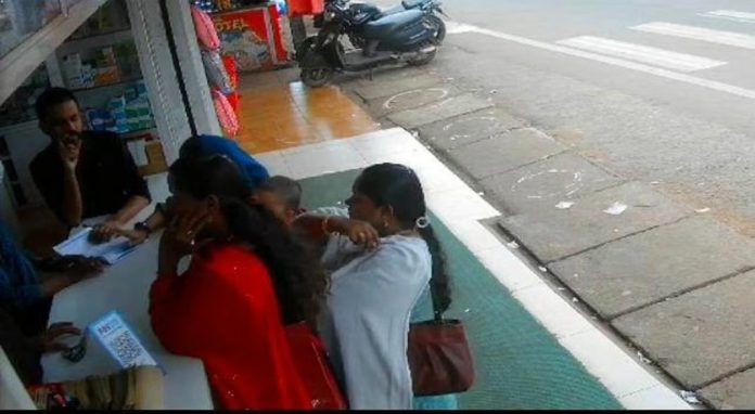 ഉമ്മയുടെ ചുമലില് കിടന്ന കുഞ്ഞിന്റെ സ്വര്ണ മാല കവര്ന്നു ; സിസിടിവി ദൃശ്യം കേന്ദ്രീകരിച്ച് അന്വേഷണം ഉമ്മയുടെ ചുമലില് കിടന്ന കുഞ്ഞിന്റെ സ്വര്ണ മാല കവര്ന്നു ; സിസിടിവി ദൃശ്യം കേന്ദ്രീകരിച്ച് അന്വേഷണം