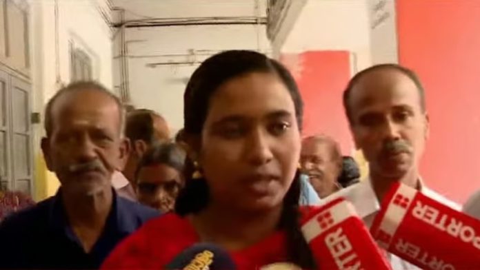 തേങ്കുറിശ്ശി ദുരഭിമാനക്കൊല കേസ് വിധിയില് തൃപ്തയല്ല ; അപ്പീല് പോകുമെന്ന് ഹരിത തേങ്കുറിശ്ശി ദുരഭിമാനക്കൊല കേസ് വിധിയില് തൃപ്തയല്ല ; അപ്പീല് പോകുമെന്ന് ഹരിത