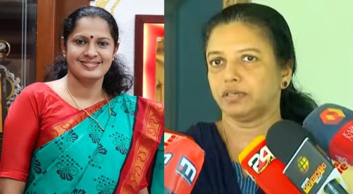 ദിവ്യയെ അറസ്റ്റ് ചെയ്തേ പറ്റൂ ; ആദ്യപ്രതികരണവുമായി നവീന്ബാബുവിന്റെ ഭാര്യ ദിവ്യയെ അറസ്റ്റ് ചെയ്തേ പറ്റൂ ; ആദ്യപ്രതികരണവുമായി നവീന്ബാബുവിന്റെ ഭാര്യ
