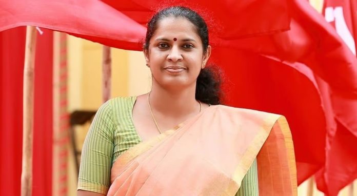 പിപി ദിവ്യ പോലീസ് കസ്റ്റഡിയിൽ പിപി ദിവ്യ പോലീസ് കസ്റ്റഡിയിൽ