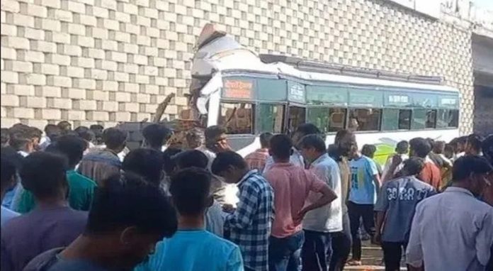 രാജസ്ഥാനിൽ വാഹനാപകടം ; ബസ് കലുങ്കിലിടിച്ച് 8 പേർക്ക് ദാരുണാന്ത്യം, 33 പേർക്ക് പരിക്ക് രാജസ്ഥാനിൽ വാഹനാപകടം ; ബസ് കലുങ്കിലിടിച്ച് 8 പേർക്ക് ദാരുണാന്ത്യം, 33 പേർക്ക് പരിക്ക്
