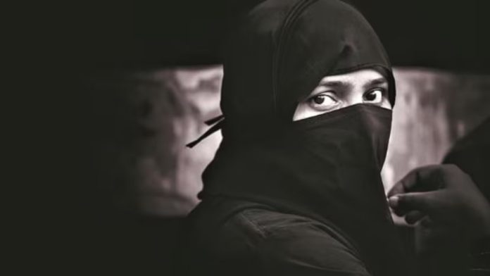 സ്ത്രീകൾ ഉറക്കെ ഖുർആൻ വായിക്കരുത് ; പുതിയ വിലക്കുമായി താലിബാൻ സ്ത്രീകൾ ഉറക്കെ ഖുർആൻ വായിക്കരുത് ; പുതിയ വിലക്കുമായി താലിബാൻ