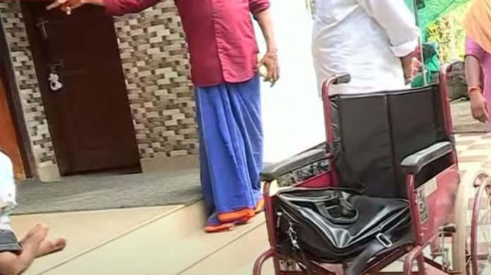 ഭിന്നശേഷിക്കാരനെയും കുടുംബത്തെയും പുറത്താക്കി ; ആലുവയില് വീട് ജപ്തി ചെയ്ത് ബാങ്ക് അധികൃതര് ഭിന്നശേഷിക്കാരനെയും കുടുംബത്തെയും പുറത്താക്കി ; ആലുവയില് വീട് ജപ്തി ചെയ്ത് ബാങ്ക് അധികൃതര്