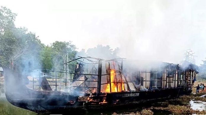 ആലപ്പുഴയില് ഹൗസ് ബോട്ടിന് തീപിടിച്ചു ; ആളപായമില്ല ആലപ്പുഴയില് ഹൗസ് ബോട്ടിന് തീപിടിച്ചു ; ആളപായമില്ല