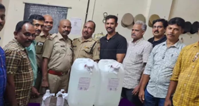 70 ലിറ്റർ സ്പിരിറ്റ് കണ്ടെടുത്ത സംഭവം ; പ്രതികൾക്കായി അന്വേഷണം ഊർജിതമാക്കി പോലീസ് 70 ലിറ്റർ സ്പിരിറ്റ് കണ്ടെടുത്ത സംഭവം ; പ്രതികൾക്കായി അന്വേഷണം ഊർജിതമാക്കി പോലീസ്