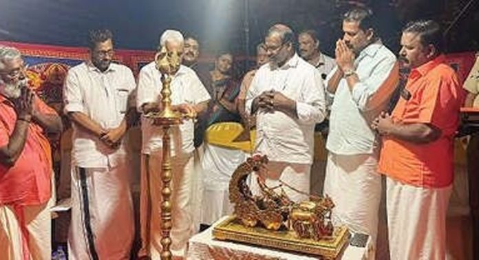 ആറന്മുള പള്ളിയോട സേവാസംഘം ഭാരവാഹികളെ ആദരിച്ചു ആറന്മുള പള്ളിയോട സേവാസംഘം ഭാരവാഹികളെ ആദരിച്ചു