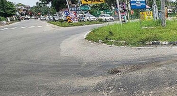 അടൂർ ബൈപാസ് വളവിലെ താഴ്ച ; വലഞ്ഞ് വാഹന യാത്രക്കാര് അടൂർ ബൈപാസ് വളവിലെ താഴ്ച ; വലഞ്ഞ് വാഹന യാത്രക്കാര്
