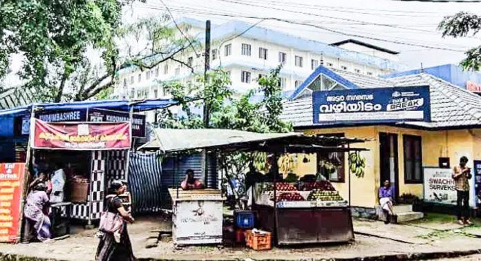 സ്ഥലപരിമിതിയിൽ ഞെരുങ്ങി അടൂർ ജനറൽ ആശുപത്രി സ്ഥലപരിമിതിയിൽ ഞെരുങ്ങി അടൂർ ജനറൽ ആശുപത്രി
