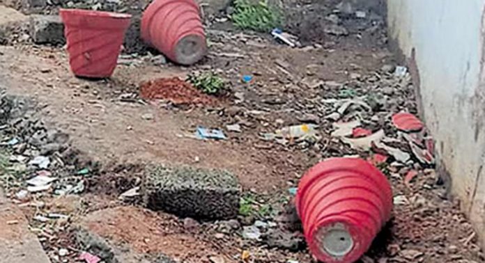 നഗരസഭ മനോഹരമാക്കിയ റോഡ് നശിപ്പിച്ച് സാമൂഹിക വിരുദ്ധർ നഗരസഭ മനോഹരമാക്കിയ റോഡ് നശിപ്പിച്ച് സാമൂഹിക വിരുദ്ധർ