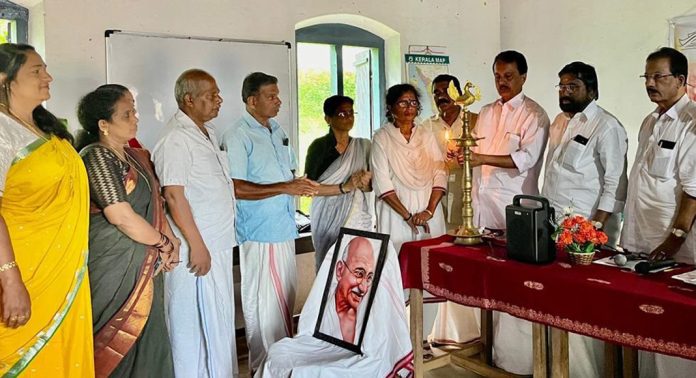 ഗാന്ധി വിജ്ഞാന സദസ്സും ഗാന്ധി അനുസ്മരണ യോഗവും സംഘടിപ്പിച്ചു ഗാന്ധി വിജ്ഞാന സദസ്സും ഗാന്ധി അനുസ്മരണ യോഗവും സംഘടിപ്പിച്ചു