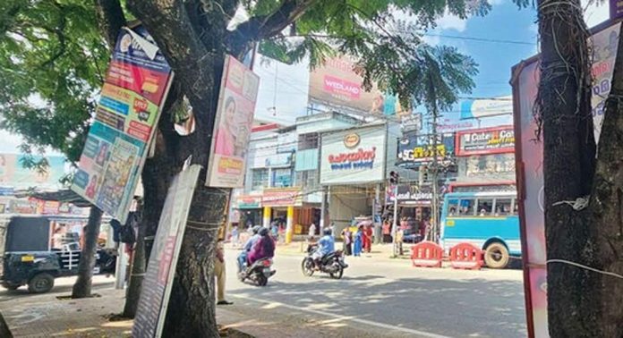 കോടതി നിര്ദേശം കാറ്റില് പറത്തി ; അടൂർ നഗരത്തിൽ ഫ്ലക്സ് ബോർഡുകൾ നിറയുന്നു കോടതി നിര്ദേശം കാറ്റില് പറത്തി ; അടൂർ നഗരത്തിൽ ഫ്ലക്സ് ബോർഡുകൾ നിറയുന്നു