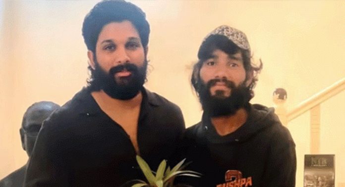 ഇഷ്ടതാരത്തെ കാണാന് 1600 കിലോമീറ്റര് സൈക്കിളിലെത്തി ആരാധകന് ; സ്വീകരിച്ച് അല്ലു അര്ജുന് ഇഷ്ടതാരത്തെ കാണാന് 1600 കിലോമീറ്റര് സൈക്കിളിലെത്തി ആരാധകന് ; സ്വീകരിച്ച് അല്ലു അര്ജുന്