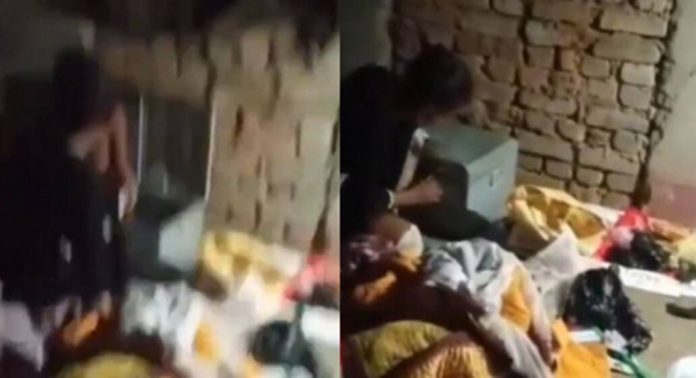 വീട്ടുകാരറിയാതെ കാണാനെത്തിയ കാമുകനെ ഇരുമ്പ് പെട്ടിക്കുള്ളിൽ അടച്ച് കാമുകി വീട്ടുകാരറിയാതെ കാണാനെത്തിയ കാമുകനെ ഇരുമ്പ് പെട്ടിക്കുള്ളിൽ അടച്ച് കാമുകി