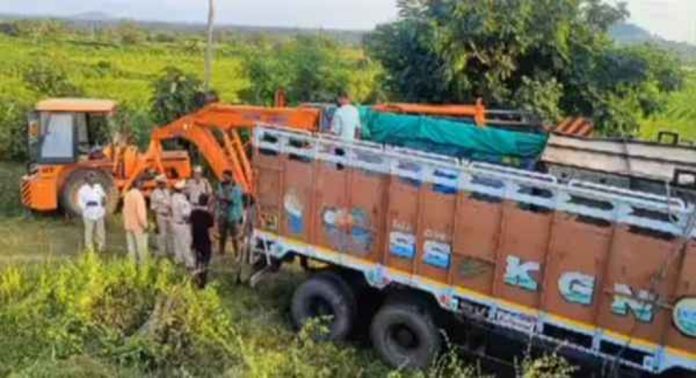 മൃഗശാലയിൽ നിന്ന് മൃഗങ്ങളെ മാറ്റുന്നതിനിടെ ലോറി തലകീഴായി മറിഞ്ഞ് അപകടം മൃഗശാലയിൽ നിന്ന് മൃഗങ്ങളെ മാറ്റുന്നതിനിടെ ലോറി തലകീഴായി മറിഞ്ഞ് അപകടം