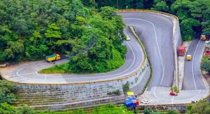 വയനാട് ചുരത്തിൽ മരം വീണ് ഗതാഗതം തടസപ്പെട്ടു വയനാട് ചുരത്തിൽ മരം വീണ് ഗതാഗതം തടസപ്പെട്ടു