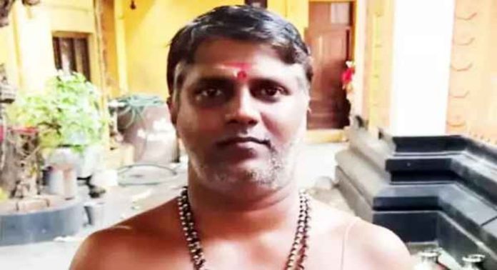 വിഗ്രഹത്തിലെ സ്വർണം മോഷ്ടിച്ച് വിൽപന ; അജിത് കുമാറിന്റെ കുടുംബ ക്ഷേത്രത്തിലെ പൂജാരി അറസ്റ്റിൽ വിഗ്രഹത്തിലെ സ്വർണം മോഷ്ടിച്ച് വിൽപന ; അജിത് കുമാറിന്റെ കുടുംബ ക്ഷേത്രത്തിലെ പൂജാരി അറസ്റ്റിൽ