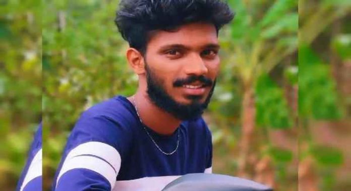 റോഡിലേക്ക് വീണ മരത്തിൽ സ്കൂട്ടറിടിച്ച് യുവാവിന് ദാരുണാന്ത്യം റോഡിലേക്ക് വീണ മരത്തിൽ സ്കൂട്ടറിടിച്ച് യുവാവിന് ദാരുണാന്ത്യം