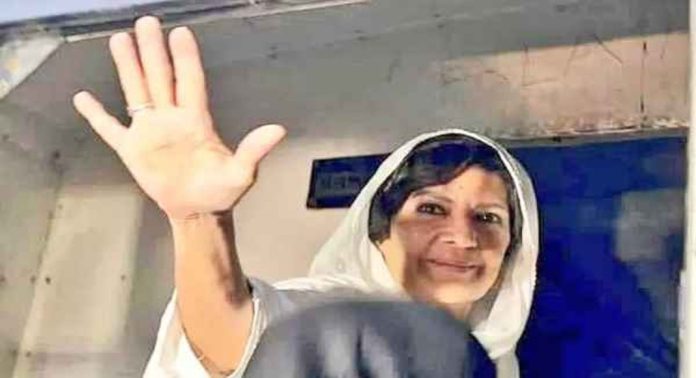 പാകിസ്താൻ മുൻ പ്രധാനമന്ത്രി ഇംറാൻ ഖാന്റെ സഹോദരിമാർ അറസ്റ്റിൽ പാകിസ്താൻ മുൻ പ്രധാനമന്ത്രി ഇംറാൻ ഖാന്റെ സഹോദരിമാർ അറസ്റ്റിൽ
