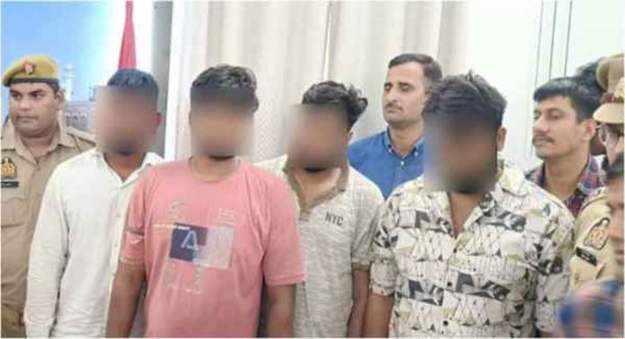 സ്കൂൾ അധ്യാപികയുടെ സ്വകാര്യ വീഡിയോ പ്രചരിപ്പിച്ചു ; നാലു വിദ്യാർഥികൾ അറസ്റ്റിൽ സ്കൂൾ അധ്യാപികയുടെ സ്വകാര്യ വീഡിയോ പ്രചരിപ്പിച്ചു ; നാലു വിദ്യാർഥികൾ അറസ്റ്റിൽ