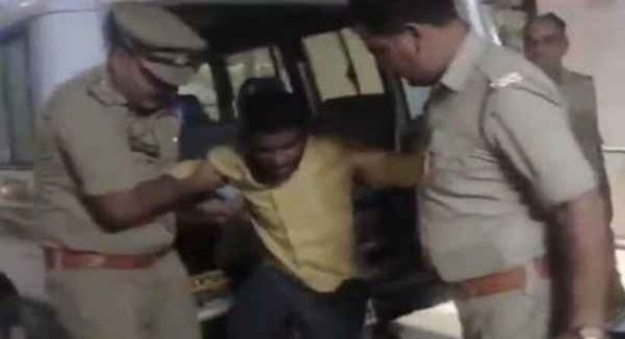 യു.പിയിൽ പത്ത് വയസുകാരിയെ ബലാത്സംഗം ചെയ്ത് കൊന്നു ; പ്രതിയെ വെടിവെച്ച് പിടികൂടി പോലീസ് യു.പിയിൽ പത്ത് വയസുകാരിയെ ബലാത്സംഗം ചെയ്ത് കൊന്നു ; പ്രതിയെ വെടിവെച്ച് പിടികൂടി പോലീസ്