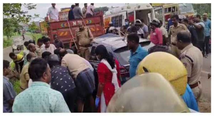 കൊച്ചിയിൽ ടോൾ പ്ലാസയ്ക്ക് സമീപം കാർ ലോറിക്ക് പിന്നിൽ ഇടിച്ച് അപകടം: യുവതി മരിച്ചു കൊച്ചിയിൽ ടോൾ പ്ലാസയ്ക്ക് സമീപം കാർ ലോറിക്ക് പിന്നിൽ ഇടിച്ച് അപകടം: യുവതി മരിച്ചു