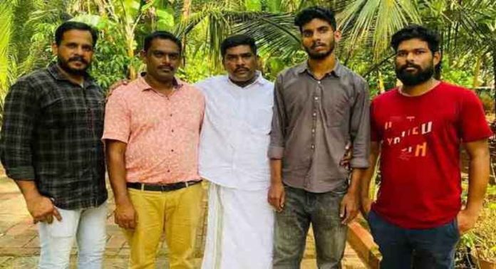 അര്ജുന്റെ കുടുംബവും ലോറി ഉടമ മനാഫും തമ്മിലുള്ള തര്ക്കം ഒത്തുതീര്ന്നു അര്ജുന്റെ കുടുംബവും ലോറി ഉടമ മനാഫും തമ്മിലുള്ള തര്ക്കം ഒത്തുതീര്ന്നു