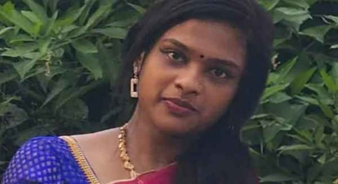കൊല്ലത്ത് യുവതിയെ കാർ കയറ്റിക്കൊന്ന സംഭവം: ശ്രീക്കുട്ടിക്കെതിരെ വിണ്ടും കേസ് കൊല്ലത്ത് യുവതിയെ കാർ കയറ്റിക്കൊന്ന സംഭവം: ശ്രീക്കുട്ടിക്കെതിരെ വിണ്ടും കേസ്