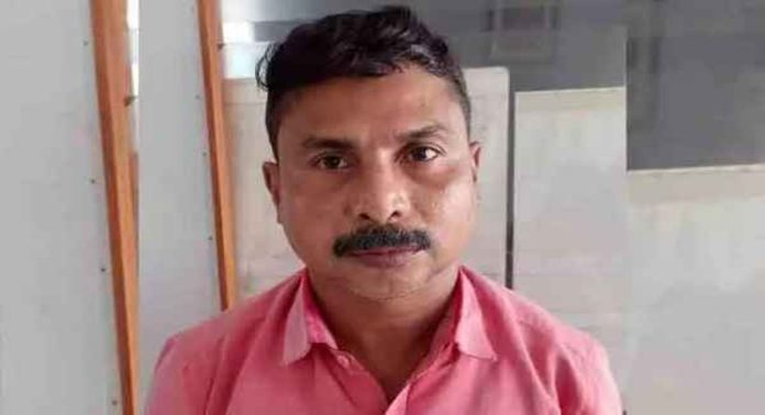 മുതുകിൽ പുഴു ഉണ്ടെന്ന് പറഞ്ഞ് ശ്രദ്ധതെറ്റിച്ച് കാൽനടയാത്രക്കാരിയുടെ സ്വർണമാല കവർന്നയാൾ പിടിയിൽ മുതുകിൽ പുഴു ഉണ്ടെന്ന് പറഞ്ഞ് ശ്രദ്ധതെറ്റിച്ച് കാൽനടയാത്രക്കാരിയുടെ സ്വർണമാല കവർന്നയാൾ പിടിയിൽ