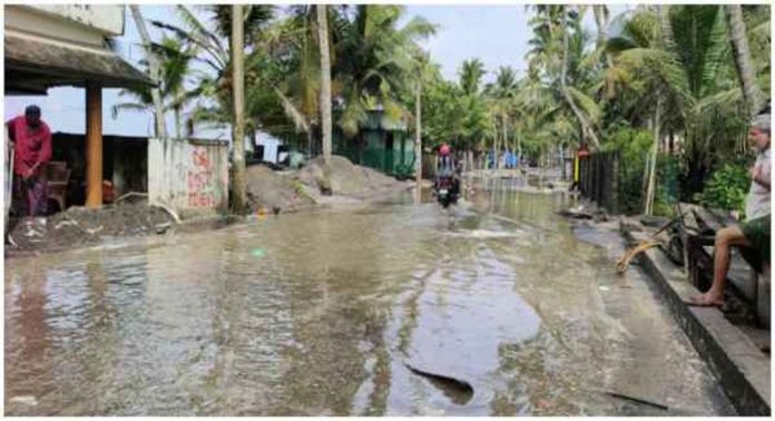 ആറാട്ടുപുഴയിലും തൃക്കുന്നപ്പുഴയിലും കടലാക്രമണം ; നിരവധി വീടുകളിൽ വെള്ളം കയറി ആറാട്ടുപുഴയിലും തൃക്കുന്നപ്പുഴയിലും കടലാക്രമണം ; നിരവധി വീടുകളിൽ വെള്ളം കയറി