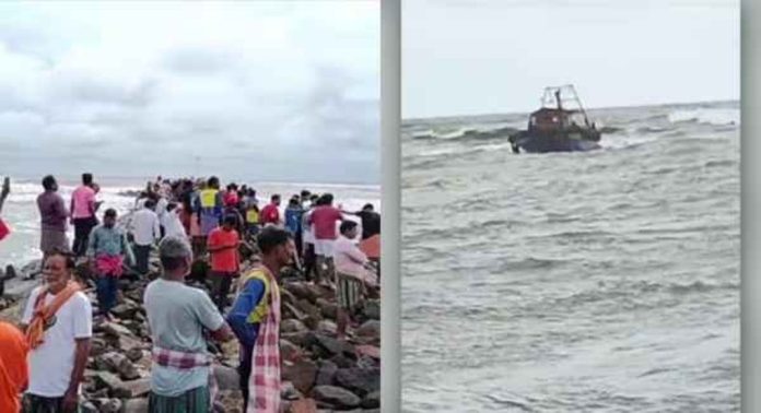 കാസർഗോഡ് മത്സ്യബന്ധന ബോട്ട് മറിഞ്ഞു ; ഒരാള് മരിച്ചു , ഒരാളെ കാണാനില്ല , 34 പേരെ രക്ഷപ്പെടുത്തി കാസർഗോഡ് മത്സ്യബന്ധന ബോട്ട് മറിഞ്ഞു ; ഒരാള് മരിച്ചു , ഒരാളെ കാണാനില്ല , 34 പേരെ രക്ഷപ്പെടുത്തി