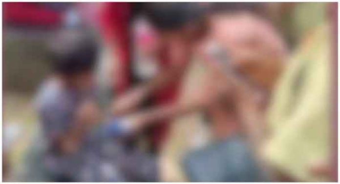 ദേശീയപാതയിൽ തമ്മിലടി ; കുട്ടികളെ തട്ടിക്കൊണ്ട് പോകുന്ന സ്ത്രീകൾ അടക്കമുള്ള സംഘം പിടിയിൽ ദേശീയപാതയിൽ തമ്മിലടി ; കുട്ടികളെ തട്ടിക്കൊണ്ട് പോകുന്ന സ്ത്രീകൾ അടക്കമുള്ള സംഘം പിടിയിൽ