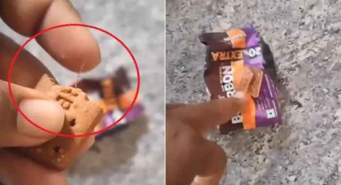 കുട്ടികൾക്ക് കഴിക്കാനായി വാങ്ങിയ ബർബൺ ബിസ്ക്കറ്റിൽ ഇരുമ്പ് കമ്പി കുട്ടികൾക്ക് കഴിക്കാനായി വാങ്ങിയ ബർബൺ ബിസ്ക്കറ്റിൽ ഇരുമ്പ് കമ്പി
