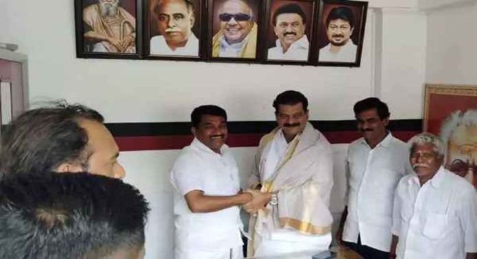 പി.വി. അൻവർ ഡി.എം.കെയിലേക്ക് ; ചെന്നൈയിലെത്തി നേതാക്കളുമായി കൂടിക്കാഴ്ച പി.വി. അൻവർ ഡി.എം.കെയിലേക്ക് ; ചെന്നൈയിലെത്തി നേതാക്കളുമായി കൂടിക്കാഴ്ച