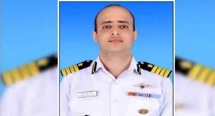 ഹെലികോപ്ടർ തകർന്ന് അറബിക്കടലിൽ കാണാതായ കോസ്റ്റ് ഗാർഡ് പൈലറ്റിന്റെ മൃതദേഹം കണ്ടെത്തി ഹെലികോപ്ടർ തകർന്ന് അറബിക്കടലിൽ കാണാതായ കോസ്റ്റ് ഗാർഡ് പൈലറ്റിന്റെ മൃതദേഹം കണ്ടെത്തി