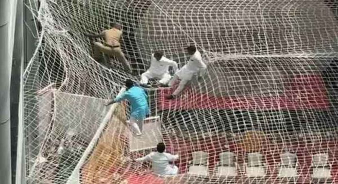 സംവരണം അനുവദിക്കുന്നതിൽ പ്രതിഷേധം ; ഡെപ്യൂട്ടി സ്പീക്കർ മൂന്നാം നിലയിൽ നിന്ന് ചാടി സംവരണം അനുവദിക്കുന്നതിൽ പ്രതിഷേധം ; ഡെപ്യൂട്ടി സ്പീക്കർ മൂന്നാം നിലയിൽ നിന്ന് ചാടി