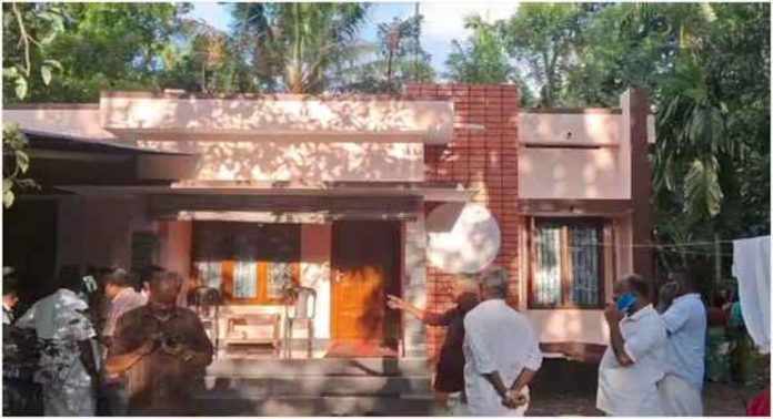 കുടുംബത്തിലെ 3 പേർ മരിച്ച സംഭവം ; പ്രമാണങ്ങൾ കത്തിച്ച നിലയിൽ , അന്വേഷണം കുടുംബത്തിലെ 3 പേർ മരിച്ച സംഭവം ; പ്രമാണങ്ങൾ കത്തിച്ച നിലയിൽ , അന്വേഷണം