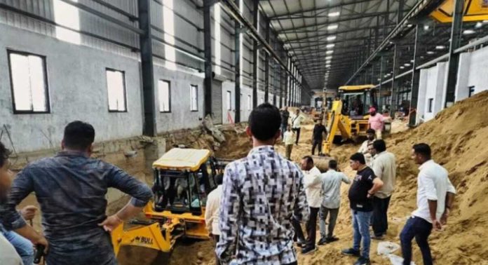 ഗുജറാത്തിൽ മണ്ണ് ഇടിഞ്ഞു വീണുണ്ടായ അപകടത്തിൽ രണ്ട് സ്ത്രീകൾ ഉൾപ്പെടെ ഒൻപത് പേർ മരിച്ചു ഗുജറാത്തിൽ മണ്ണ് ഇടിഞ്ഞു വീണുണ്ടായ അപകടത്തിൽ രണ്ട് സ്ത്രീകൾ ഉൾപ്പെടെ ഒൻപത് പേർ മരിച്ചു