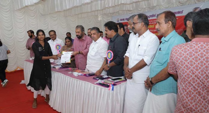 ക്യാഷ് അവാർഡ് വിതരണം മന്ത്രി വി ശിവൻകുട്ടി ഉദ്ഘാടനം ചെയ്തു ക്യാഷ് അവാർഡ് വിതരണം മന്ത്രി വി ശിവൻകുട്ടി ഉദ്ഘാടനം ചെയ്തു