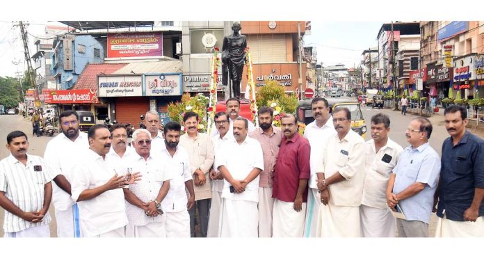 കേരള കോൺഗ്രസ് (എം) സംസ്കാര വേദി പത്തനംതിട്ട ജില്ല കമ്മിറ്റി ഗാന്ധിജയന്തി സമ്മേളനവും പുഷ്പാർച്ചനയും നടത്തി കേരള കോൺഗ്രസ് (എം) സംസ്കാര വേദി പത്തനംതിട്ട ജില്ല കമ്മിറ്റി ഗാന്ധിജയന്തി സമ്മേളനവും പുഷ്പാർച്ചനയും നടത്തി